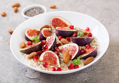 Lezzetli ve sağlıklı yulaf ezmesi incir, badem ve chia tohumu. Sağlıklı kahvaltı. Fitness Gıda. Doğru beslenme.