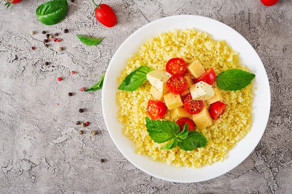 Porridge Miglio Con Formaggio Burro Basilico Ciotola Bianca Cibo Gustoso — Foto Stock