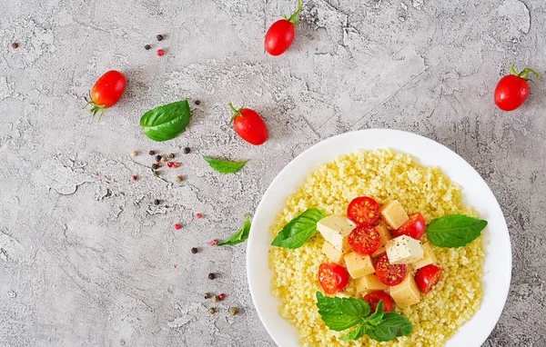 Hirsebrei Mit Käse Butter Und Basilikum Einer Weißen Schüssel Leckeres — Stockfoto