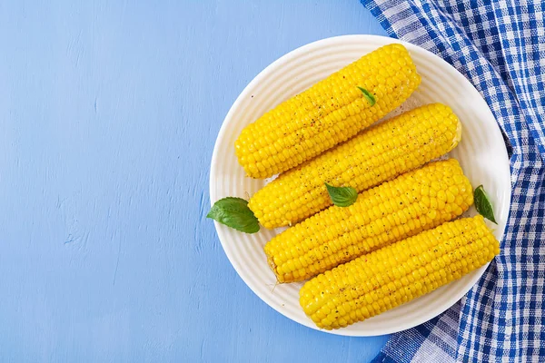 Granturco Bollito Piatto Bianco Fondo Blu Cibo Estivo Vista Dall — Foto Stock