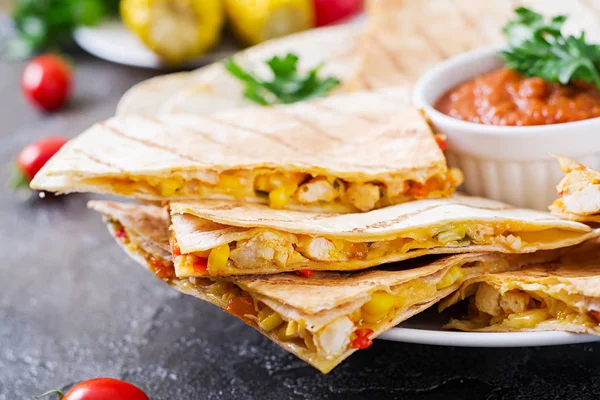 Mexicano Quesadilla Envoltório Com Frango Milho Pimenta Doce Molho Tomate — Fotografia de Stock