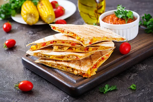 Mexicano Quesadilla Envoltório Com Frango Milho Pimenta Doce Molho Tomate — Fotografia de Stock