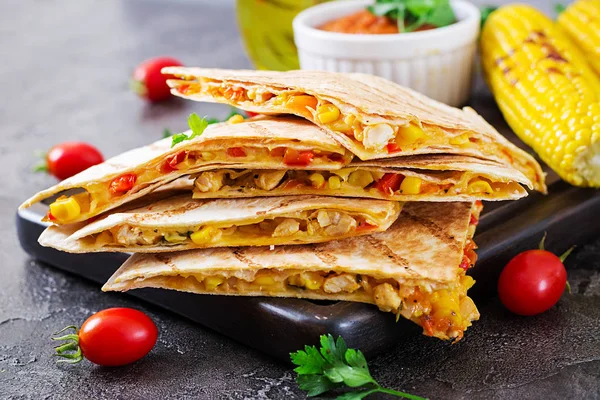 Mexicano Quesadilla Envoltório Com Frango Milho Pimenta Doce Molho Tomate — Fotografia de Stock