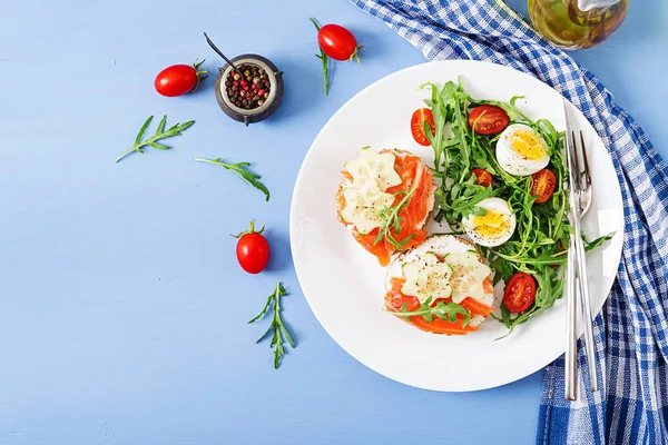 Leckeres Frühstück Offene Sandwiches Mit Lachs Frischkäse Und Roggenbrot Einem — Stockfoto