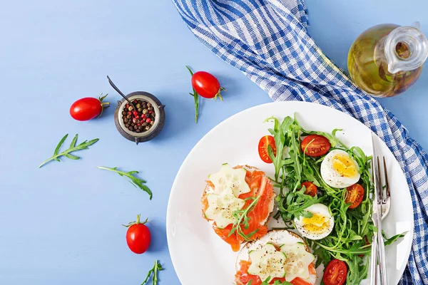 Leckeres Frühstück Offene Sandwiches Mit Lachs Frischkäse Und Roggenbrot Einem — Stockfoto