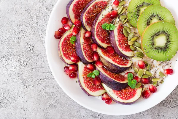 Făină Ovăz Delicioasă Sănătoasă Smochine Kiwi Rodie Micul Dejun Sănătos — Fotografie, imagine de stoc