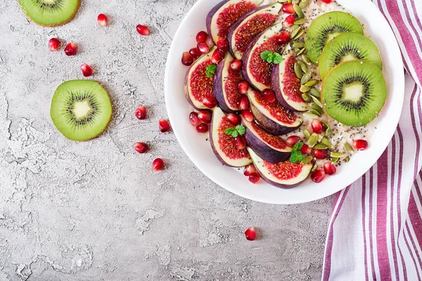 Leckere Und Gesunde Haferflocken Mit Feigen Kiwi Und Granatapfel Gesundes — Stockfoto