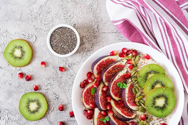 Lekker Gezond Havermout Met Vijgen Kiwi Granaatappel Gezond Ontbijt Fitness — Stockfoto