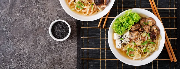 Sopa Vegana Fideos Con Queso Tofu Champiñones Shiitake Lechuga Tazón — Foto de Stock