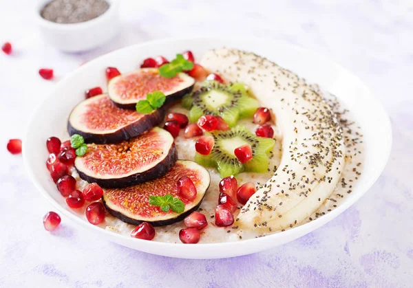 Deliciosa Saudável Aveia Com Figos Kiwi Romã Sementes Banana Chia — Fotografia de Stock