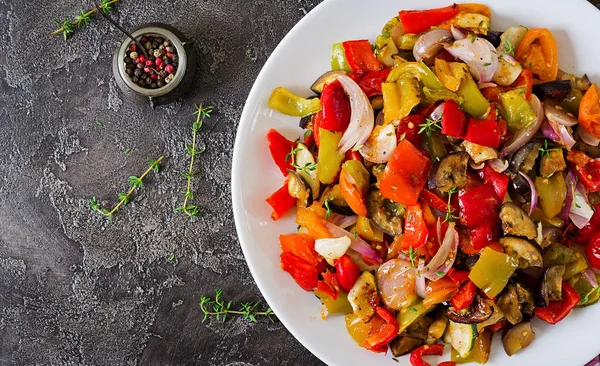 Legumes Assados Prato Branco Berinjela Abobrinha Tomate Páprica Cebola Vista — Fotografia de Stock