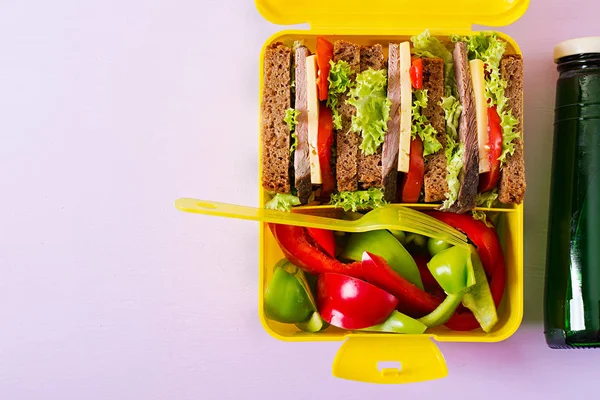 Здорова Шкільна Обідня Коробка Яловичим Бутербродом Свіжими Овочами Пляшка Води — стокове фото