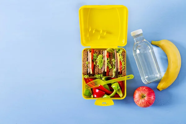 Almuerzo Escolar Saludable Con Sándwich Ternera Verduras Frescas Botella Agua — Foto de Stock