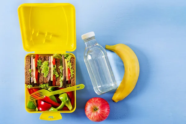 Здорова Шкільна Обідня Коробка Яловичим Сендвічем Свіжими Овочами Пляшка Води — стокове фото