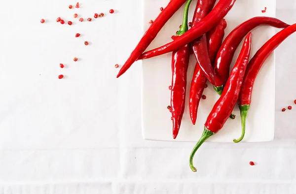 Peperoncini Rossi Piccanti Piatto Tavolo Bianco Vista Dall Alto Posa — Foto Stock