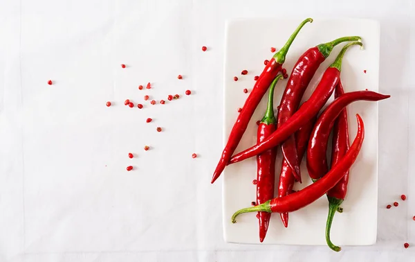 Red Hot Chili Papričky Desce Bílém Stole Pohled Shora Rozložení — Stock fotografie