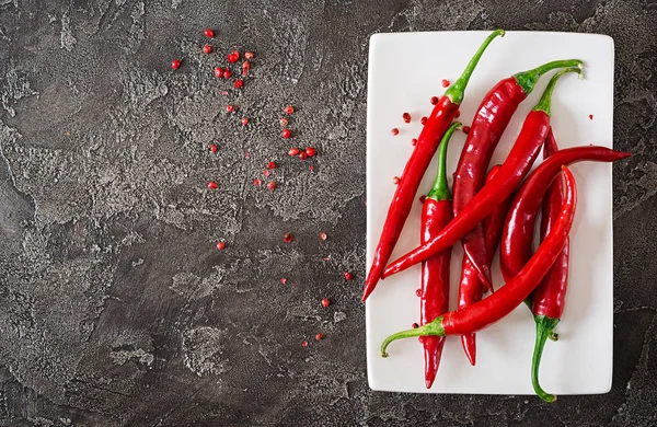 Red Hot Chili Papričky Desce Šedé Tabulky Pohled Shora — Stock fotografie