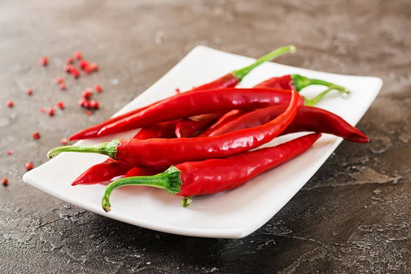 Red Hot Chili Papričky Desce Šedý Stůl — Stock fotografie
