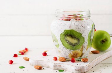 Chia puding cam beyaz ahşap zemin üzerinde taze çilek ile