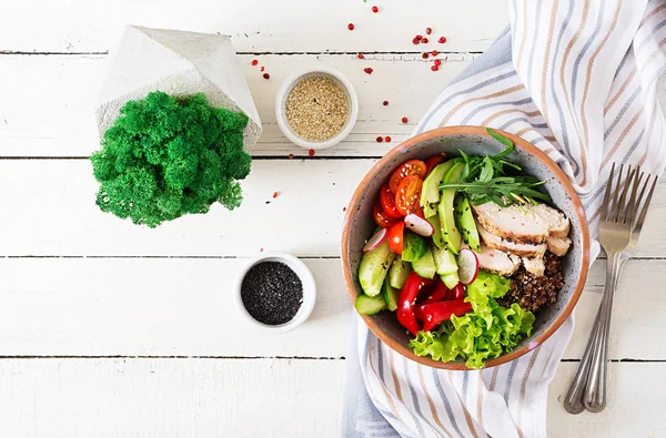 Buddha Skål Med Kycklingfilé Quinoa Avocado Paprika Och Olika Grönsaker — Stockfoto