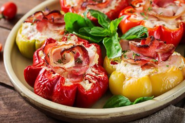 Ahşap masa görünümü süzme peynir ve pastırma plaka ile doldurulmuş biber kapat. Balkan gıda.