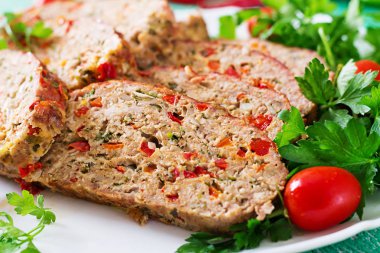 Ev yapımı zemin sığır eti köfte ile ve biber görünümünü kapatın. Beyaz plaka üzerinde rulo köfte. Amerikan Mutfagi. 