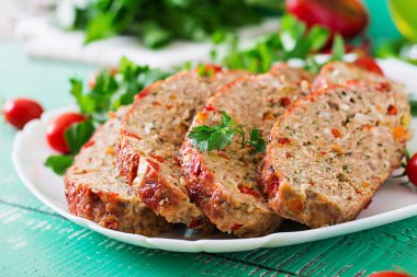 Ev yapımı zemin sığır eti köfte ile ve biber görünümünü kapatın. Beyaz plaka üzerinde rulo köfte. Amerikan Mutfagi. 