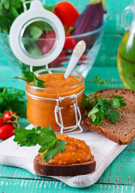 Ekmek tost patlıcan havyar ile görünümünü kapatın. Vegan yemek. Sağlıklı vejetaryen yemek. Patlıcan havyar.