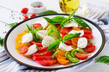 Ev yapımı Caprese salatası. Italyan Mutfagi.