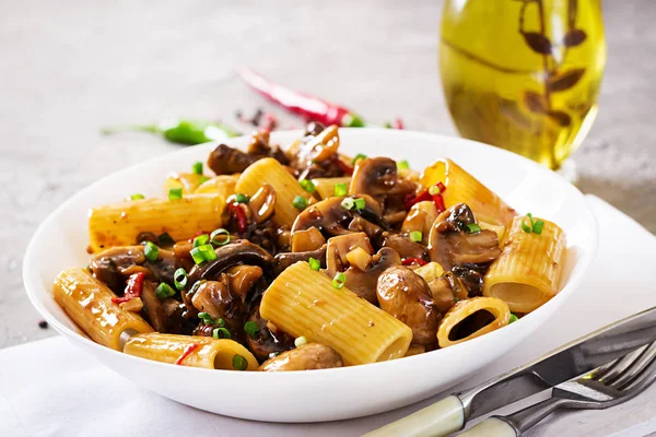 Hausgemachte Vegetarische Pasta Rigatoni Mit Pilzen Und Chilischoten Weißer Schüssel — Stockfoto