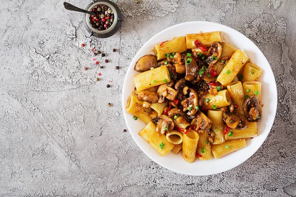 อปว วของพาสต งสว Rigatoni บเห ดและพร กไทยในชามส ขาวบนโต เทา อาหารม — ภาพถ่ายสต็อก