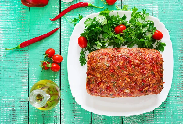 Ansicht Von Ganzen Hausgemachten Hackbraten Mit Paprika Und Kirschtomaten Auf — Stockfoto