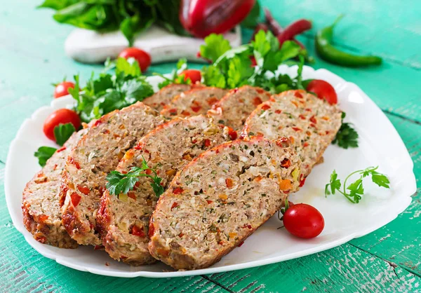 Köttfärs Köttfärslimpa Med Paprika Meat Loaf Vit Platta Blå Träbord — Stockfoto