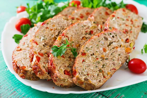 Zárja Házi Őrölt Marhahús Vagdalt Paprika Meat Loaf Fehér Tányérra — Stock Fotó