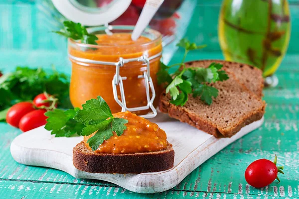 Stäng Vyn Bröd Skålar Med Äggplanta Kaviar Vegan Måltid Hälsosam — Stockfoto