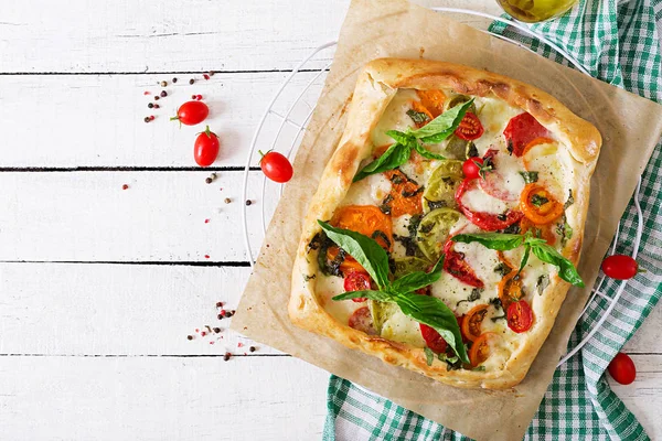 Mozzarella Tomaten Basilikum Bohnenkuchen Auf Glasplatte Mit Serviette Auf Weißem — Stockfoto