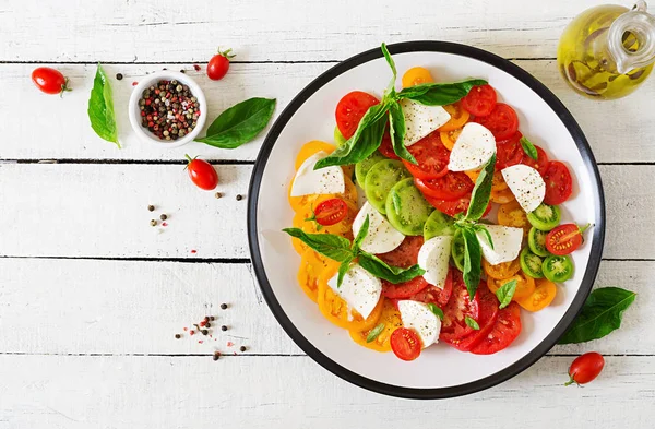 Fromage Mozzarella Tomates Feuilles Basilic Dans Une Assiette Sur Une — Photo