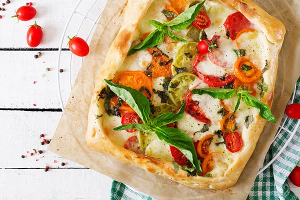 Mozzarella Tomaten Basilikum Bohnenkuchen Auf Glasplatte Mit Serviette Auf Weißem — Stockfoto