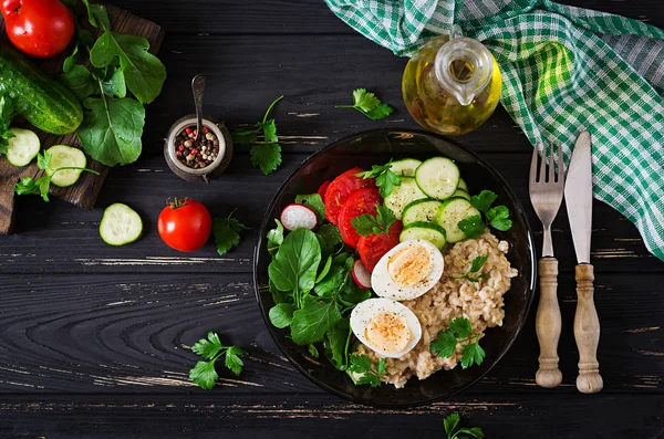 Gezonde Salade Met Tomaten Komkommer Radijs Rucola Havermout Kom Dieet — Stockfoto