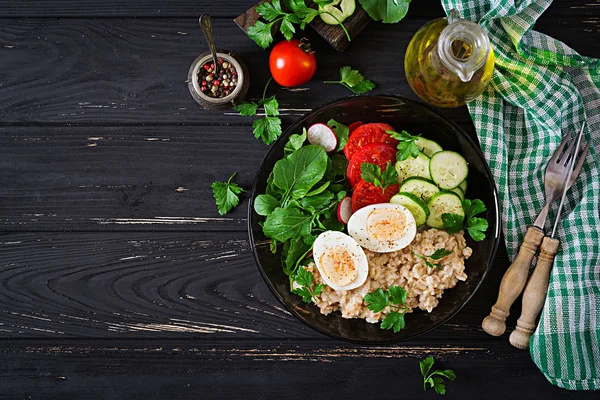 トマト キュウリ ルッコラ ボウルにオートミールのヘルシー サラダ ダイエット食品 — ストック写真