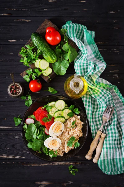 신선한 토마토 Arugula 그릇에 오트밀의 샐러드 다이어트 음식입니다 플랫이 — 스톡 사진