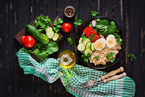 Sağlıklı Salata Taze Sebze Domates Salatalık Turp Yumurta Roka Yulaf — Stok fotoğraf
