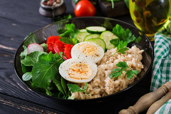 Ensalada Sana Hortalizas Frescas Los Tomates Pepino Rábano Huevo Rúcula —  Fotos de Stock