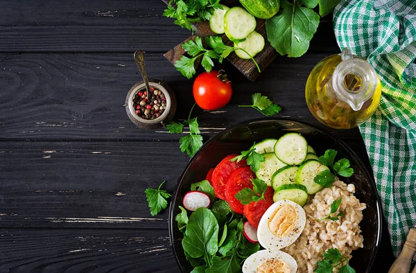 健康沙拉的新鲜蔬菜 西红柿 芝麻菜和燕麦粥在碗里 减肥食品 顶部视图 — 图库照片