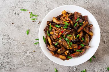 Sıcak baharatlı güveç patlıcan yeşil soğan ile Kore tarzında. Patlıcan sote. Vegan gıda. Düz yatıyordu. Üstten görünüm