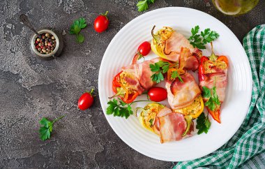 Süzme peynir ve plaka masanın üzerine pastırma ile biber dolması. Balkan gıda. Düz yatıyordu. Üstten görünüm