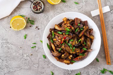 Patlıcan yeşil soğan ile Kore tarzı ile sıcak baharatlı güveç.