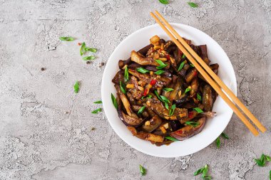 Patlıcan yeşil soğan ile Kore tarzı ile sıcak baharatlı güveç.