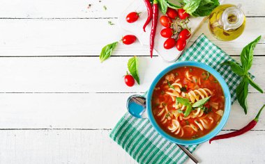 Sebzeli çorba, makarna ile İtalyan sebze çorbası. Domates çorbası. Vegan gıda. Üstten görünüm. Düz yatıyordu.