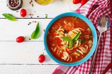 Sebzeli çorba, makarna ile İtalyan sebze çorbası. Domates çorbası. Vegan gıda. Üstten görünüm. Düz yatıyordu.